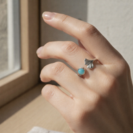 Anillo plateado de aleta de pez con piedra jade azul