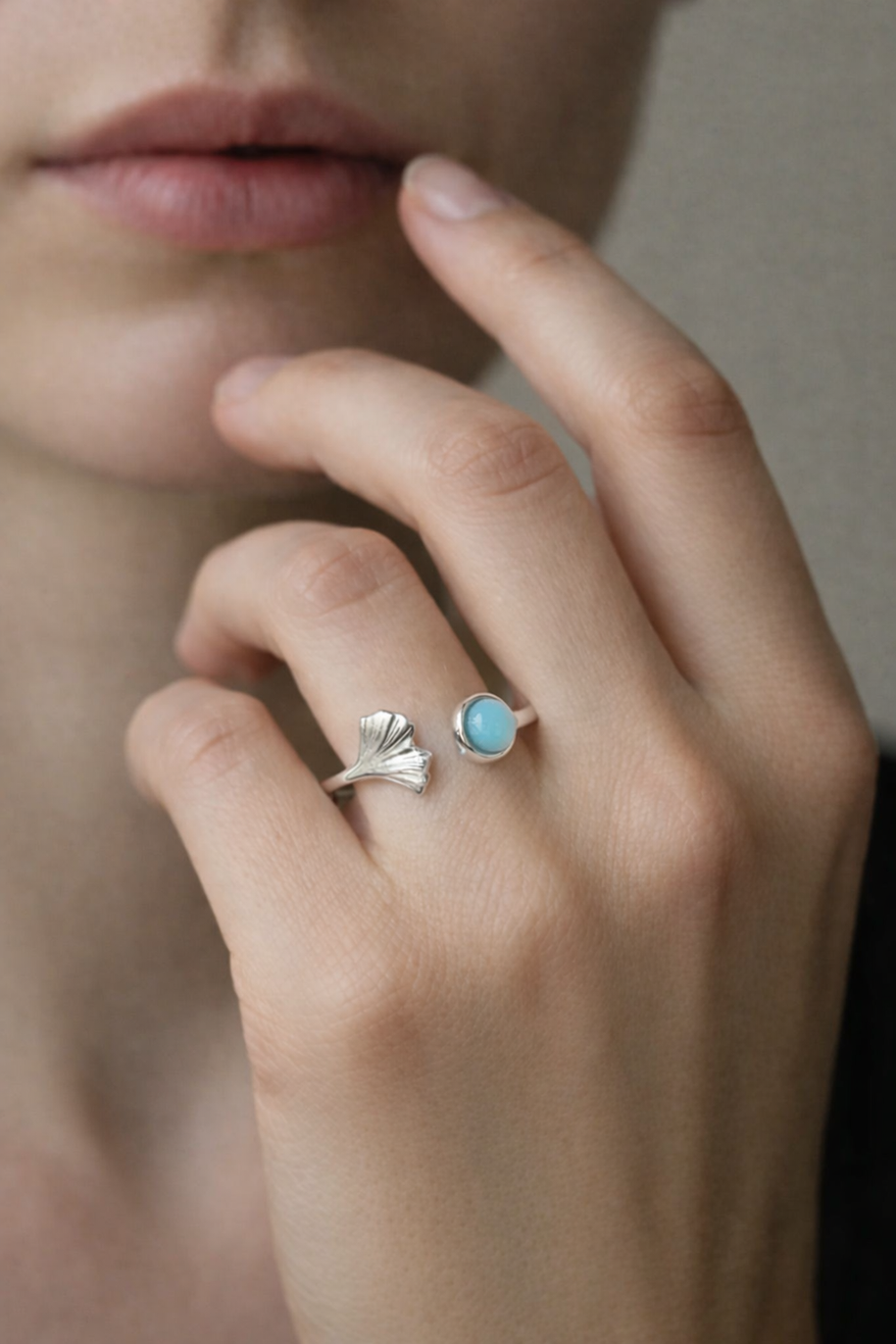 Anillo plateado de aleta de pez con piedra jade azul