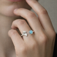 Anillo plateado de aleta de pez con piedra jade azul