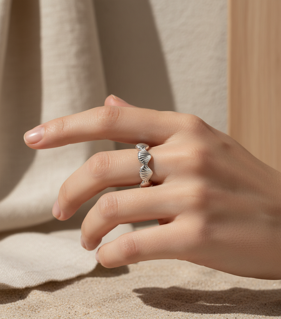 Anillo plateado de aros de vieiras