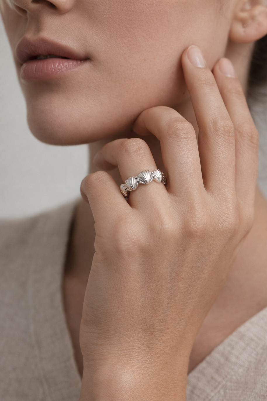 Anillo plateado de aros de vieiras