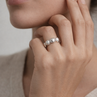 Anillo plateado de aros de vieiras