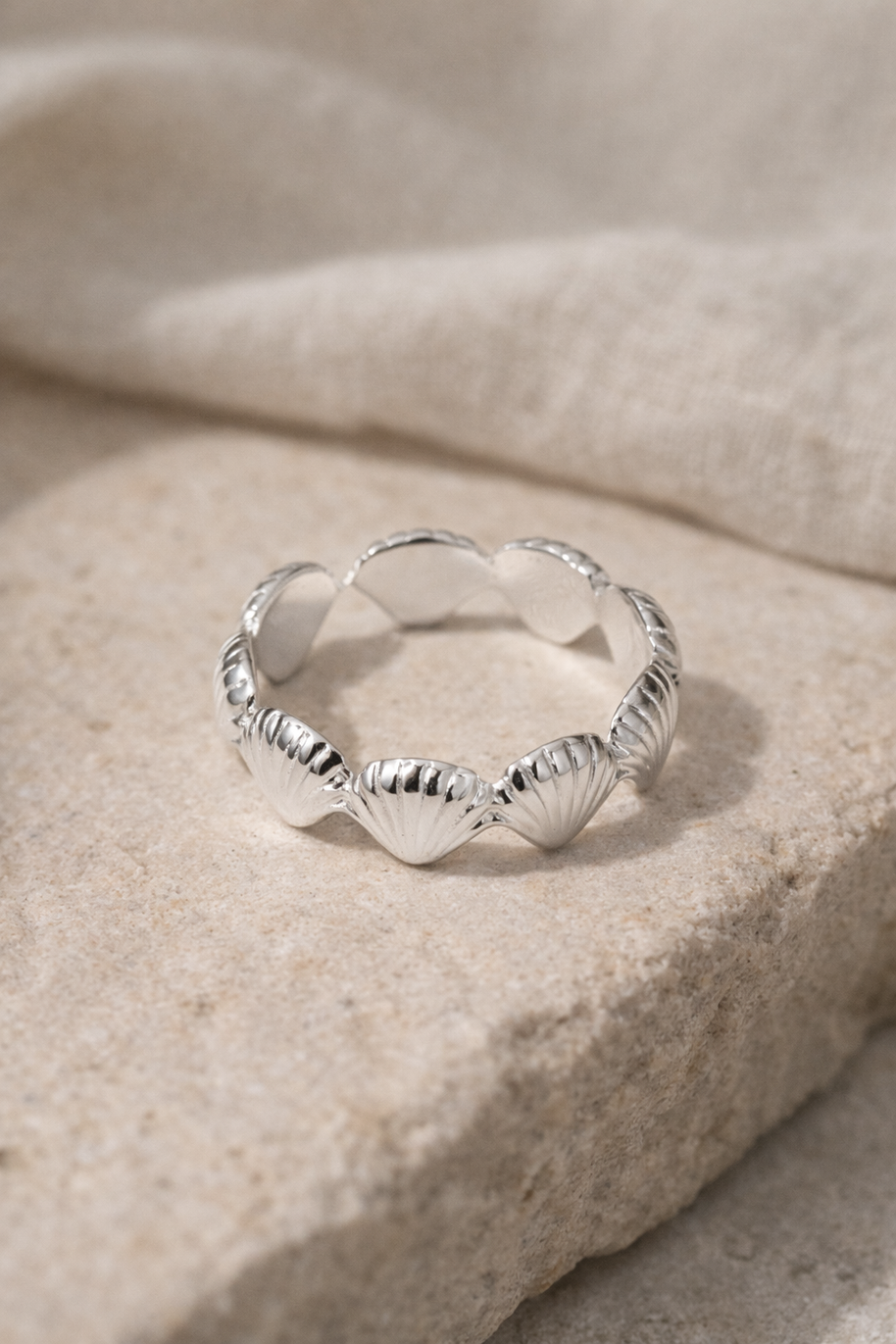 Anillo plateado de aros de vieiras