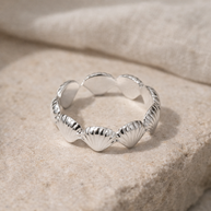 Anillo plateado de aros de vieiras