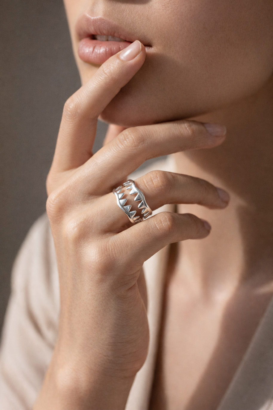 Anillo plateado de colmillo
