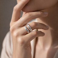 Anillo plateado de colmillo