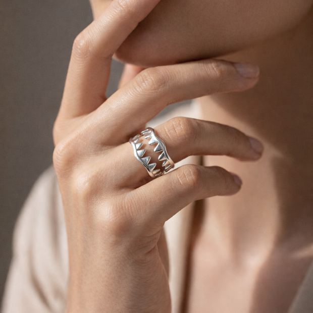 Anillo plateado de colmillo