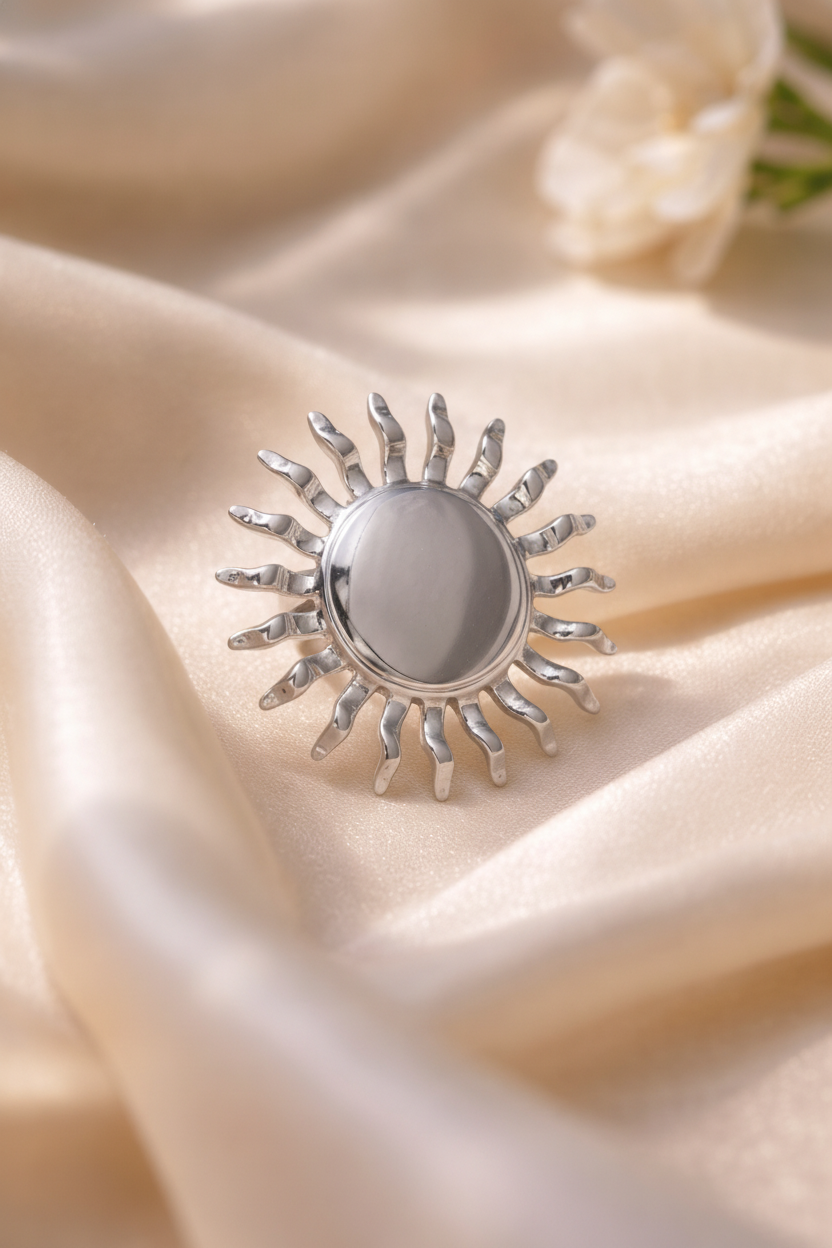 Anillo plateado de sol