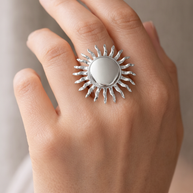 Anillo plateado de sol