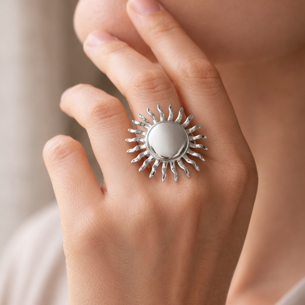 Anillo plateado de sol