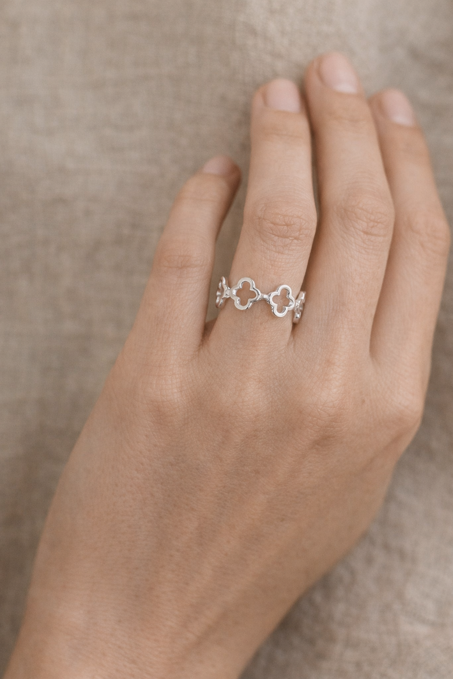 Anillo plateado flores caladas