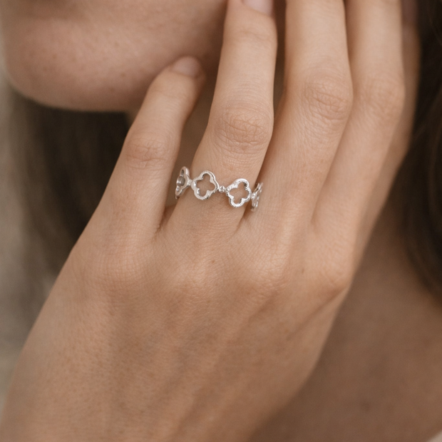 Anillo plateado flores caladas