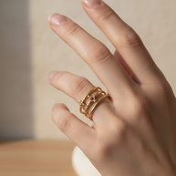 Anillo triple dorado piedra roja
