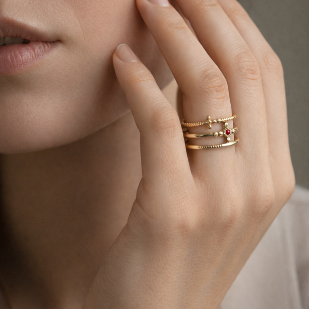 Anillo triple dorado piedra roja