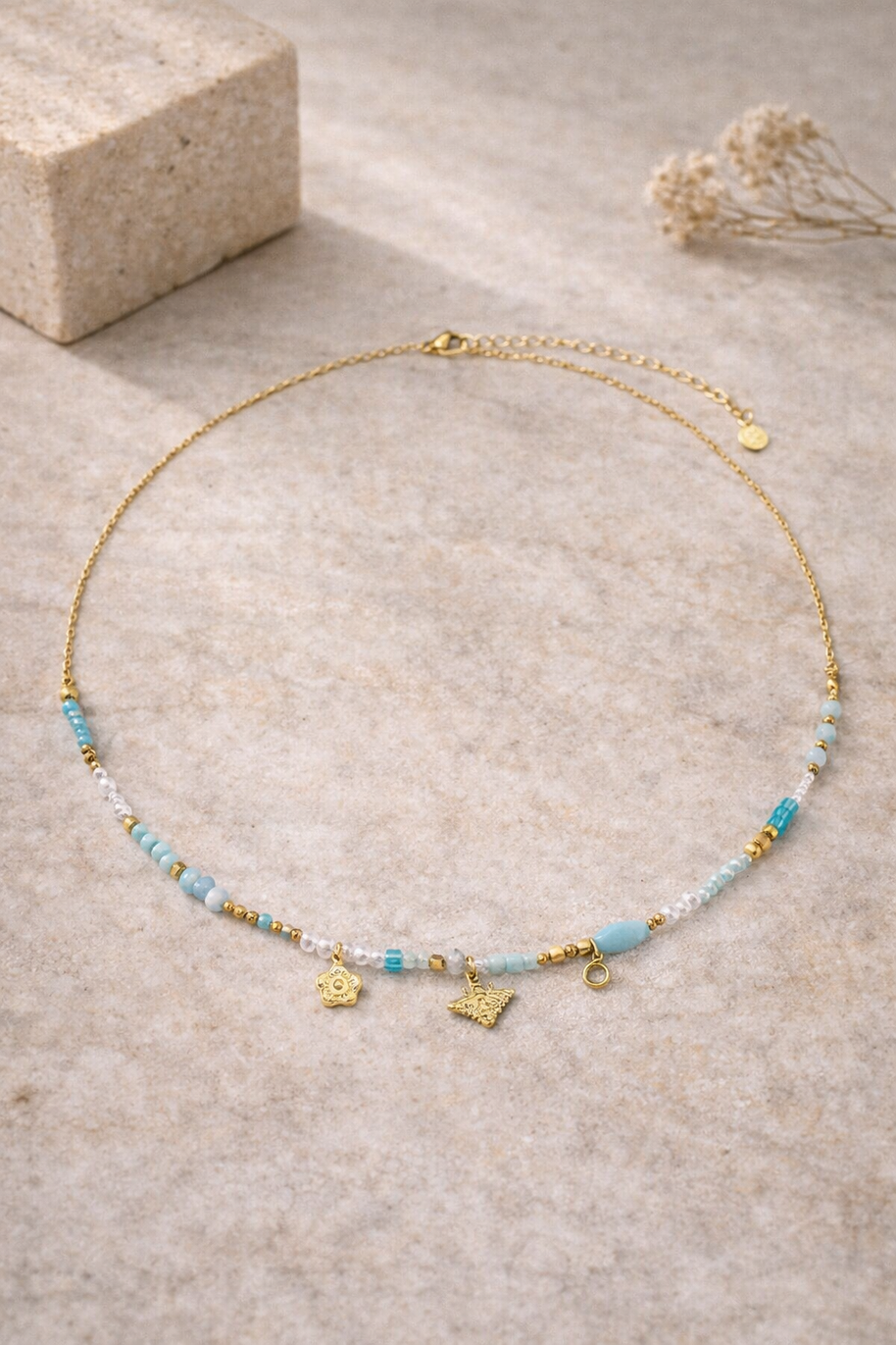 Colgante dorado piedras azules y abeja