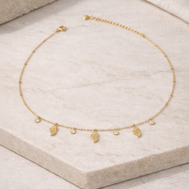 Collar de caracola dorada con circonitas