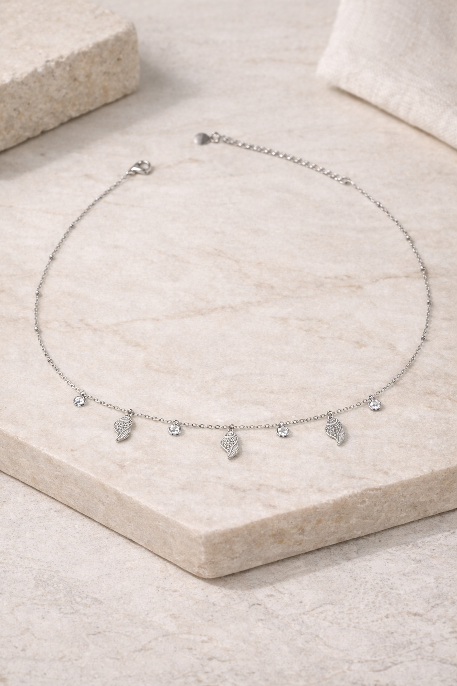 Collar de caracola plateada con circonitas