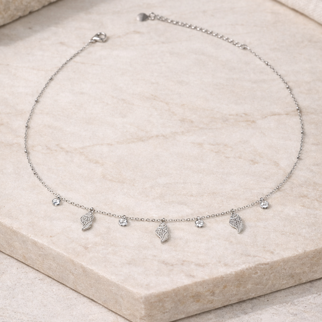 Collar de caracola plateada con circonitas