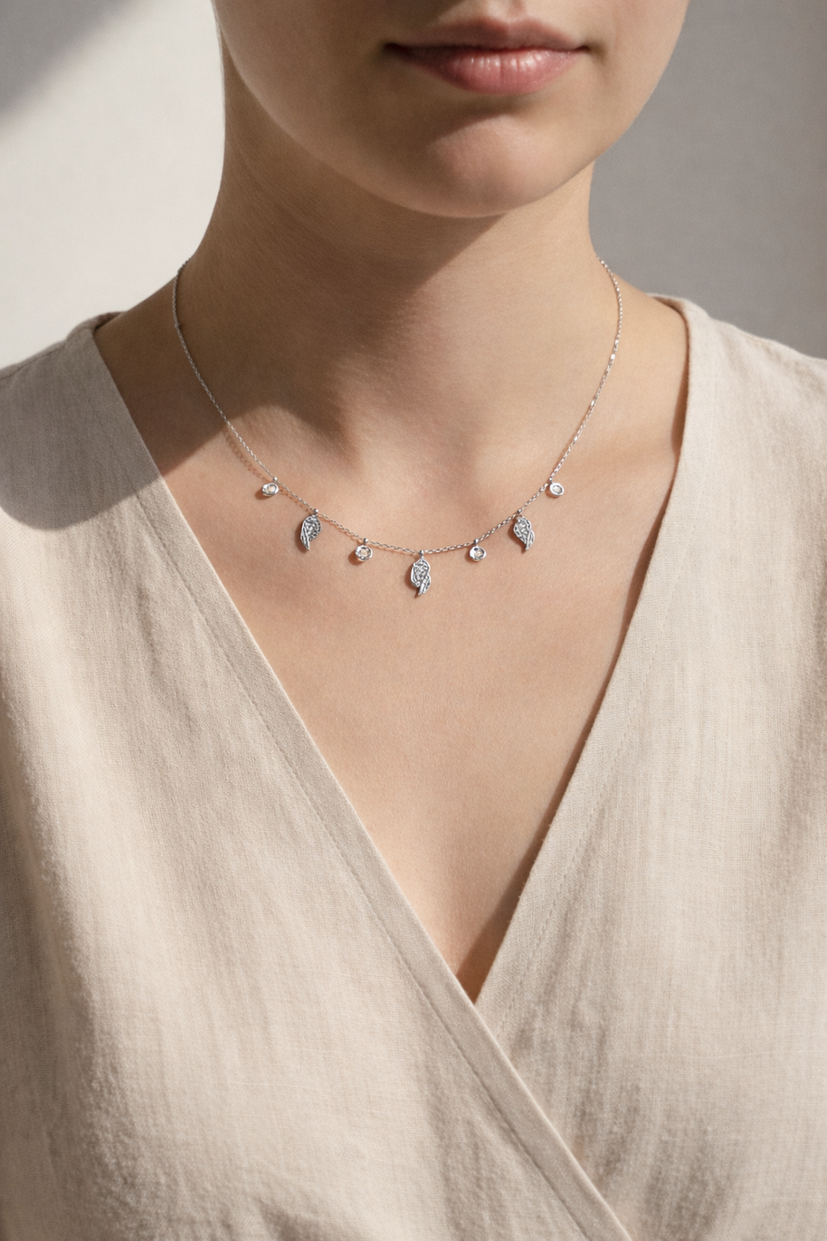 Collar de caracola plateada con circonitas