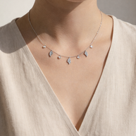 Collar de caracola plateada con circonitas