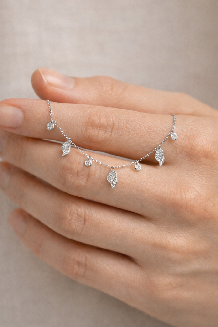 Collar de caracola plateada con circonitas