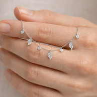 Collar de caracola plateada con circonitas