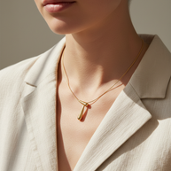 Collar dorada minimalista con colgante en forma de lágrima