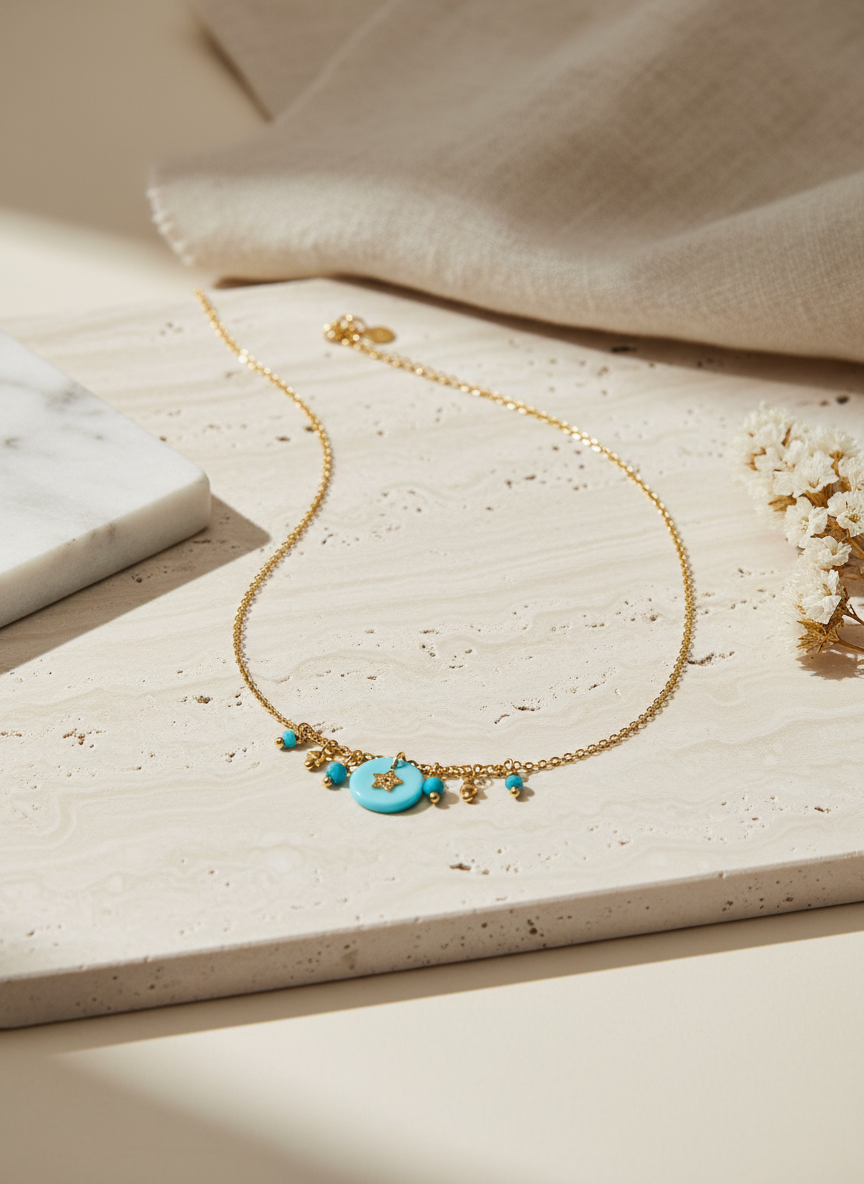 Collar dorado con colgantes círculos azules