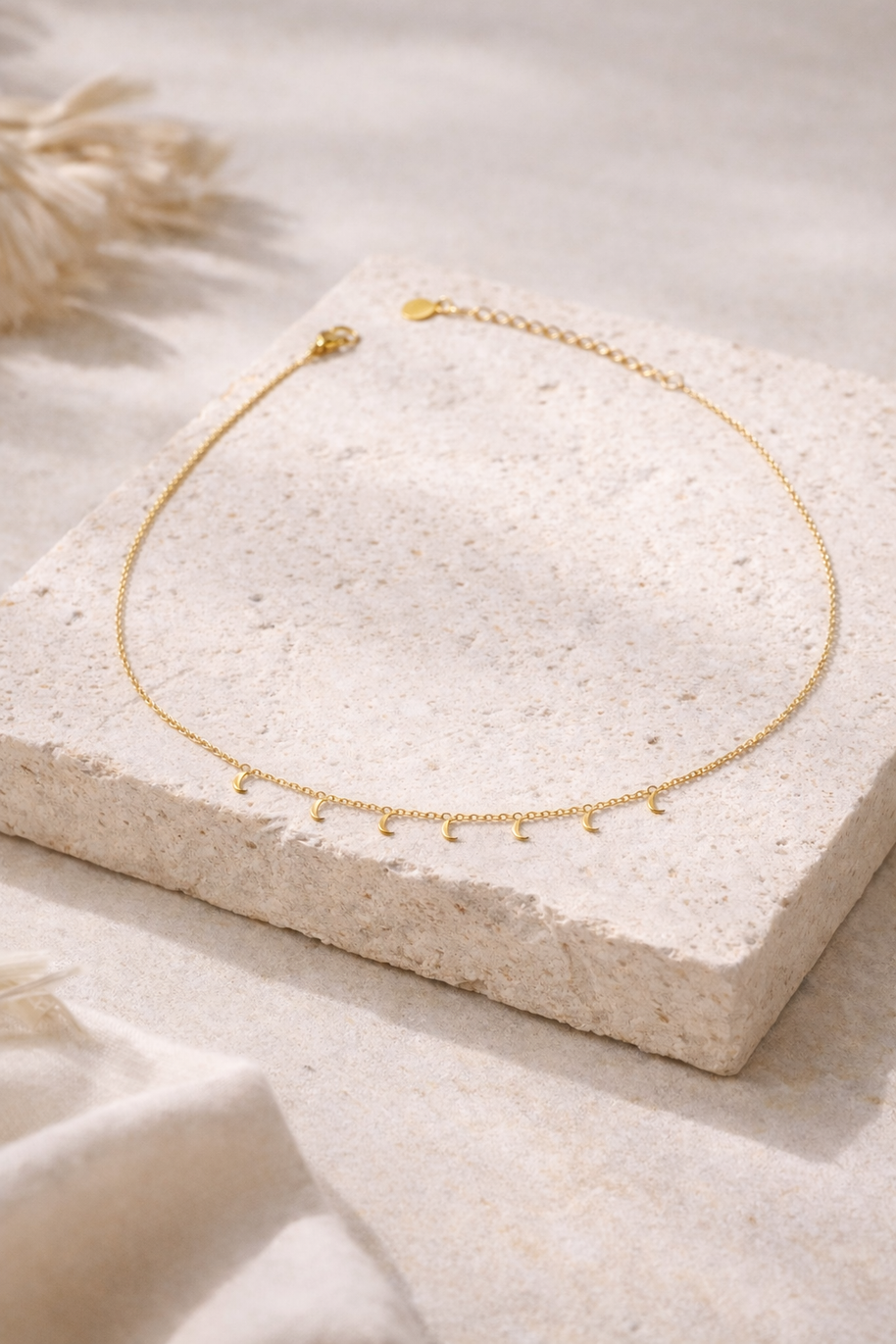 Collar dorado con colgantes de lunas
