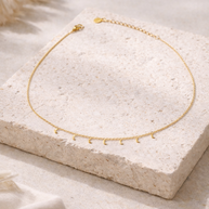 Collar dorado con colgantes de lunas