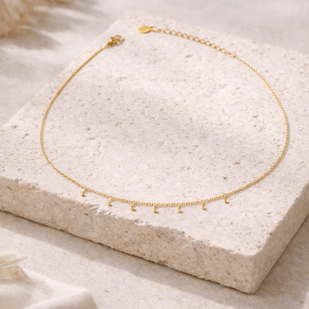 Collar dorado con colgantes de lunas