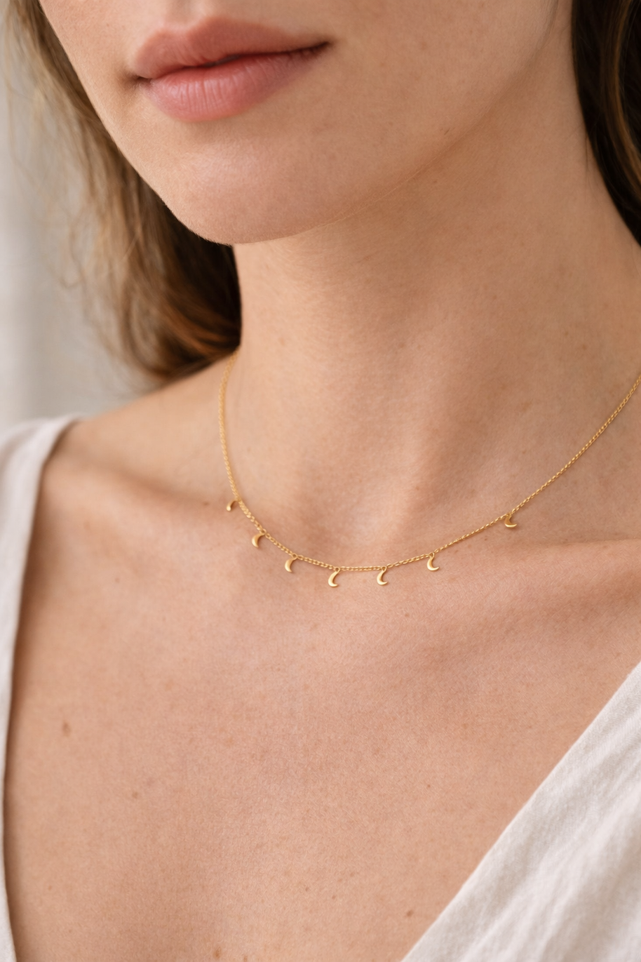 Collar dorado con colgantes de lunas