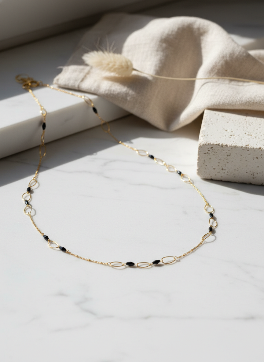 Collar dorado con cuentas negras