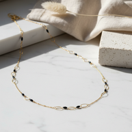 Collar dorado con cuentas negras