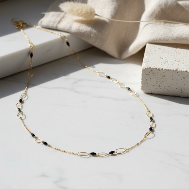 Collar dorado con cuentas negras