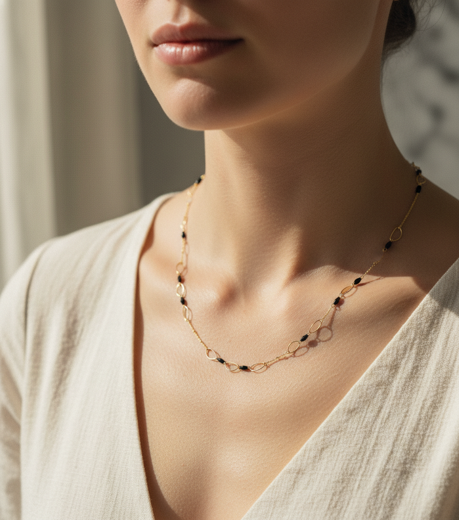 Collar dorado con cuentas negras