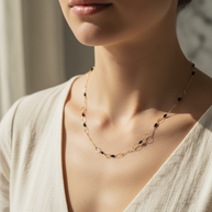 Collar dorado con cuentas negras