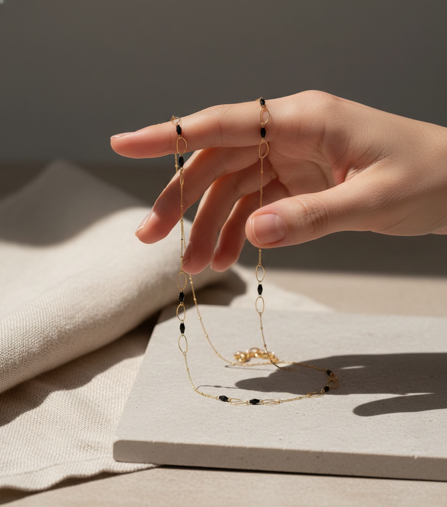 Collar dorado con cuentas negras