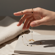 Collar dorado con cuentas negras