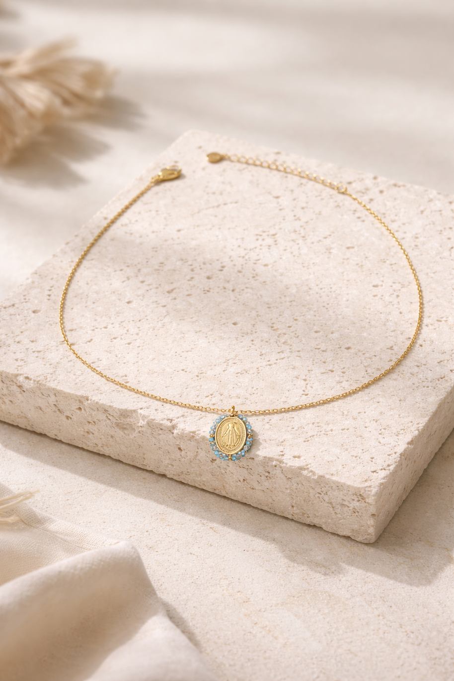 Collar dorado con medalla religiosa y cuentas