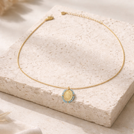 Collar dorado con medalla religiosa y cuentas