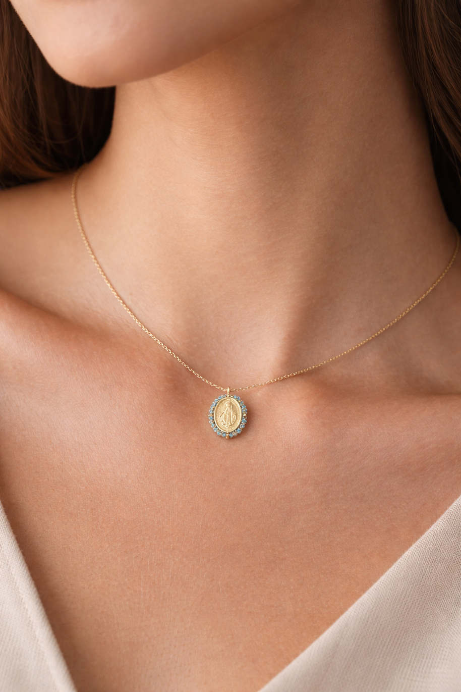 Collar dorado con medalla religiosa y cuentas