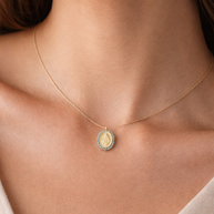 Collar dorado con medalla religiosa y cuentas