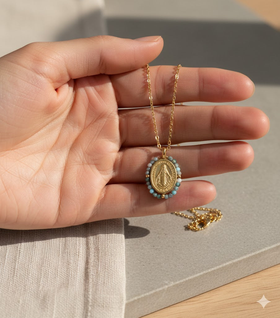 Collar dorado con medalla religiosa y cuentas