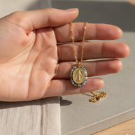 Collar dorado con medalla religiosa y cuentas