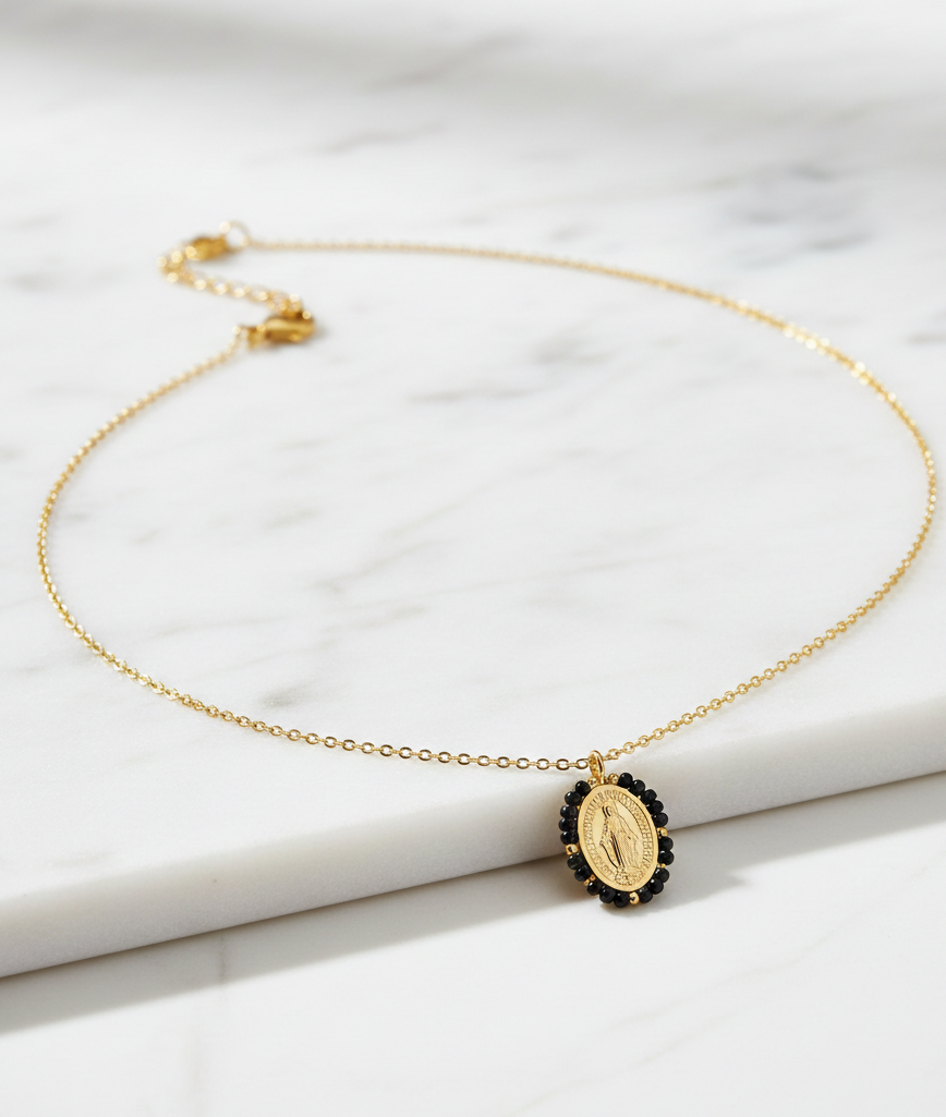 Collar dorado con medalla religiosa y cuentas negras de Namare