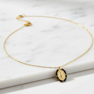 Collar dorado con medalla religiosa y cuentas negras de Namare