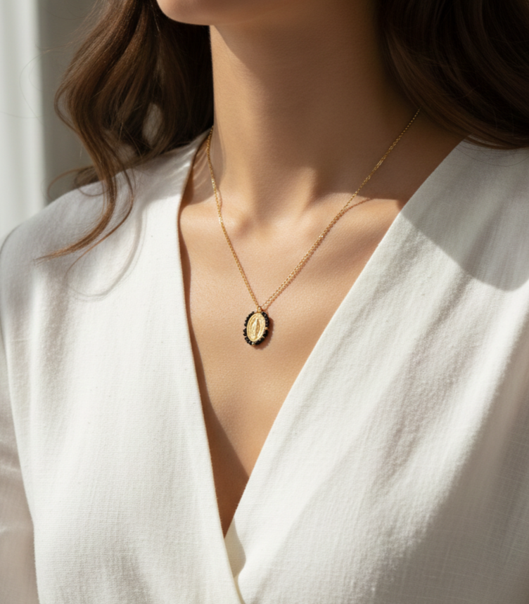 Mujer usando collar dorado con medalla religiosa Namare
