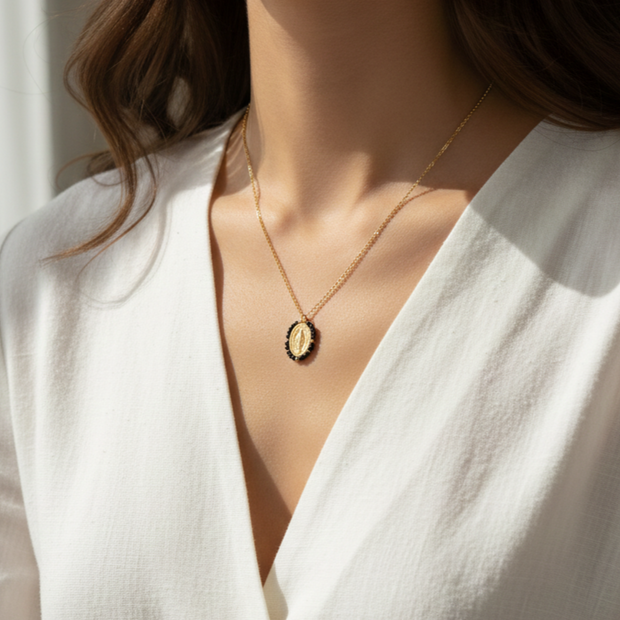 Mujer usando collar dorado con medalla religiosa Namare
