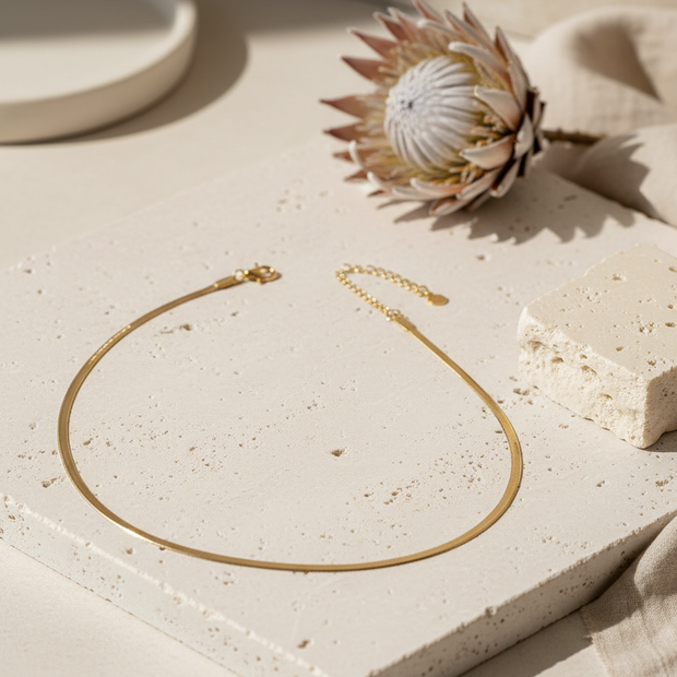 Collar dorado de cadena tipo serpiente